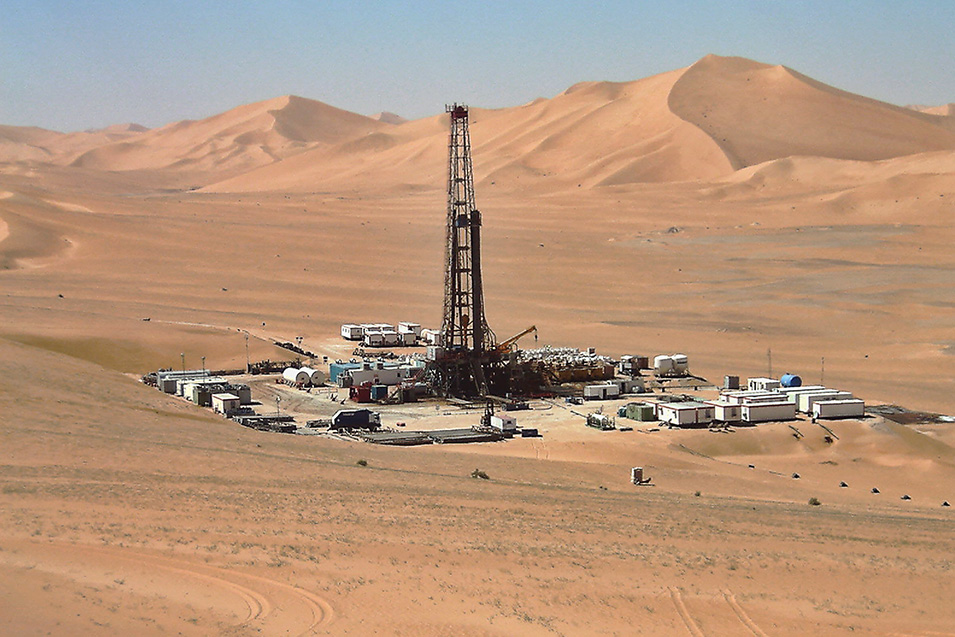 Саудовская аравия алжир. Аль Гавар месторождение. Аль-Гавар месторождение нефти. Нефть в пустыне. Нефтяные вышки в пустыне.
